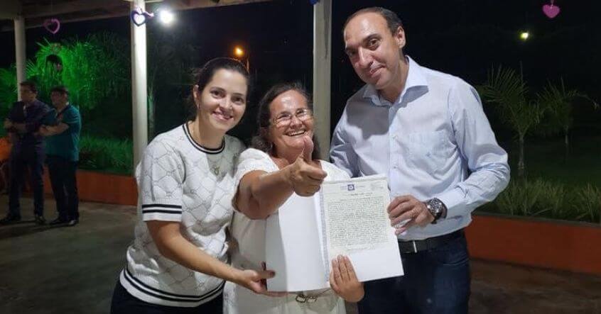 Prefeito celebra entrega de títulos definitivos de habitação a 57