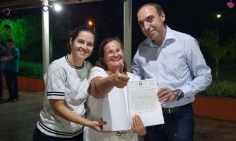 Prefeito celebra entrega de títulos definitivos de habitação a 57 famílias