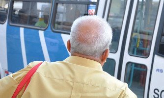 Promotora recomenda empresa de transporte reservar vagas para viagem de idoso e deficiente