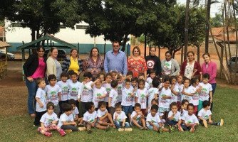 Prefeitura de Araputanga realiza a entrega de uniformes escolares