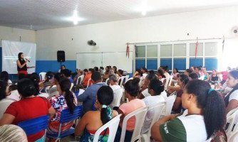 Promotora ministra palestra sobre combate às drogas para pais e mães de Indiavaí