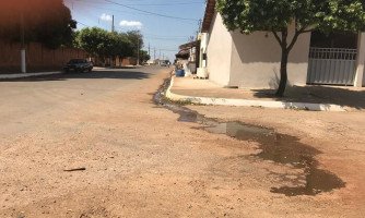 Água jogada na rua danifica o asfalto e representa perigo à saúde