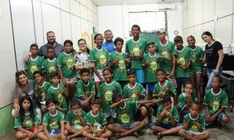 Prefeitura oferece curso de música a crianças de programas sociais e entrega uniformes