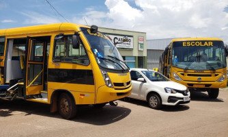 Prefeitura adquire dois ônibus para transporte escolar e um veículo para o transporte de usuários do caps