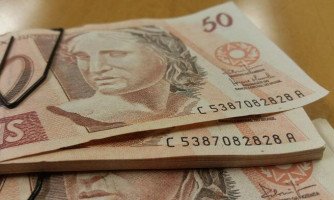 Fim de ano exige mais atenção de  consumidores e lojistas com dinheiro de papel