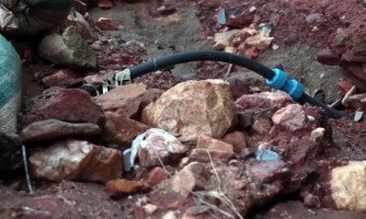 Buracos na rua impedem moradores de guardar carros na garagem em Araputanga