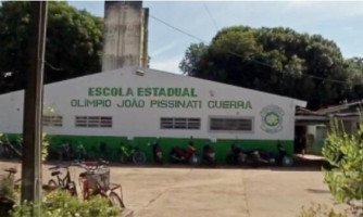 Mulher tenta invadir escola com facão e diretora suspende aulas em Mato Grosso