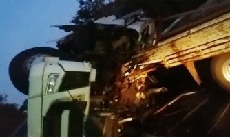 Duas pessoas de São José dos Quatro Marcos morrem após colisão entre caminhões