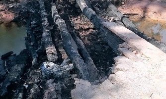 Ponte de madeira é incendiada na zona rural de Araputanga e causa prejuízo ao município