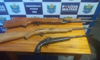 Denúncia anônima leva PM a encontrar armas escondidas em frente da casa de ex-presidiário assassinado