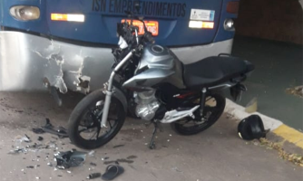 Jovem bate moto em ônibus parado e fica gravemente ferido em Araputanga