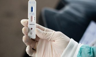 Estado irá distribuir testes rápidos aos municípios; “Muitos receberam dinheiro e não compraram”, diz governador