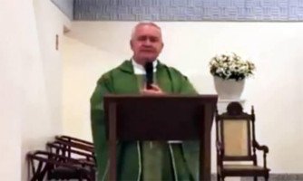 Padre chama Bolsonaro de “bandido” e diz: “Quem votou nele deve pedir perdão a Deus”