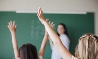 Justiça mantém direito definitivo a hora atividade para professores contratados
