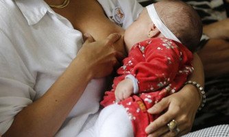 Mães que amamentam e trabalhadores da assistência social serão vacinados contra Covid-19