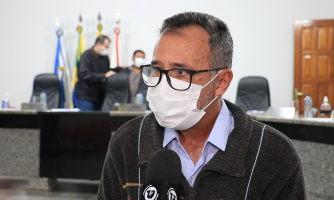 Prefeito compromete buscar alternativa para valorizar colaboradores com cargos extintos no município