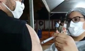 EM CÁCERES: Deputado Dr Leonardo se vacina contra covid e se emociona