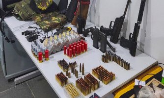 Armas, munições e acessórios são aprendidos com alvos de operação que apura homicídios em Pontes e Lacerda