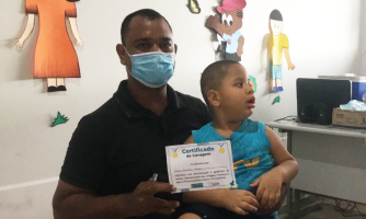 Menino de 5 anos é a primeira criança vacinada contra a Covid-19 em Araputanga