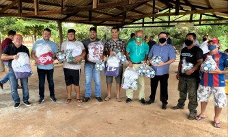 Dr. Gimenez contempla nove times de futebol amador com kits esportivos