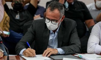 Prefeito de Araputanga assina convênios com Estado para investimentos em infraestrutura
