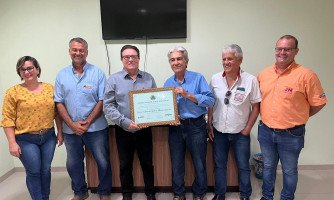 Dr. Gimenez entrega lei de utilidade pública à presidente da CDL de Mirassol
