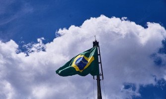 Sancionada Lei que obriga o hasteamento da bandeira com hino nacional em todas as escolas