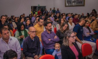 Câmara homenageia com Moção de Reconhecimento pessoas que se destacam na sociedade
