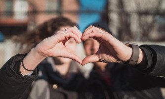 Aniversário de namoro: 5 dicas para não errar na escolha do presente da sua namorada