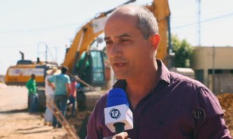 Iniciada obra de drenagem para novo asfalto na principal avenida de Indaivaí