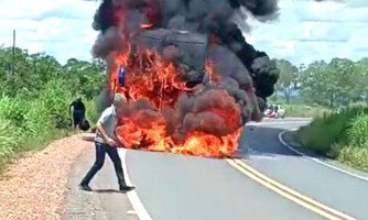 Colisão mata motociclista na MT-010; ônibus é destruído por fogo