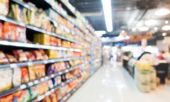 Dono de supermercado é preso por vender produtos vencidos; diversas mercadorias foram apreendidas