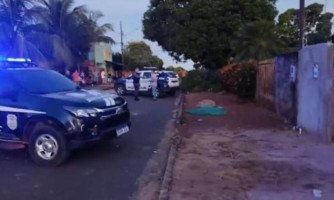 Caminhando na rua com criança de dois anos no colo jovem é executado com tiro na cabeça em Mato Grosso