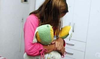 Em Cáceres, menina de 9 anos esfaqueia o pai para salvar a vida da mãe