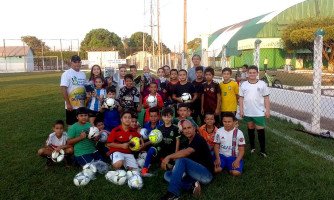 Secretaria de Esportes de Indiavaí distribui kits de materiais esportivos para crianças