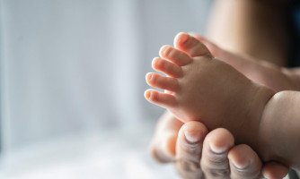 Mãe dorme enquanto amamentava e bebê de 15 dias morre no interior de MT