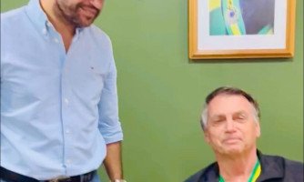 Camiseta autografada por Bolsonaro é arrematada por R$ 7 mil em São José dos Quatro Marcos