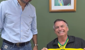 Camiseta autografada por Bolsonaro será leiloada em evento da Paróquia São José, em Quatro Marcos