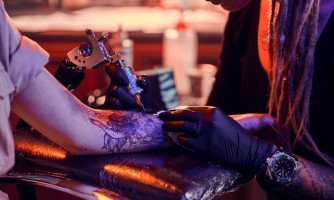 Conselho de Medicina proíbe uso de anestesia na realização de tatuagens