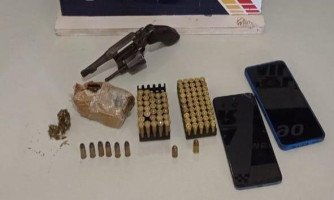 Adolescentes e um jovem são detidos após denúncia de tráfico de drogas em cidade de Mato Grosso