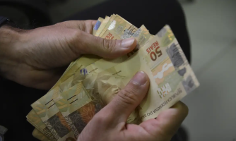 Governo prevê salário mínimo de R$ 1.631 para 2026