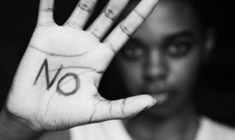 Jovens, mulheres e negros sofrem mais com violência, aponta Fiocruz