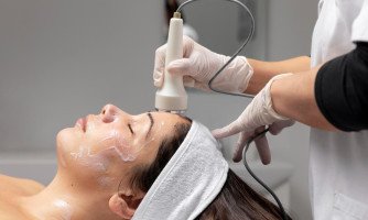 Cursos de maquiagem, corte de cabelo e estética são oferecidos gratuitamente em Mato Grosso