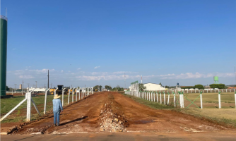 Senador destina quase meio milhão de reais para obras de asfalto em Indiavaí; veja o vídeo