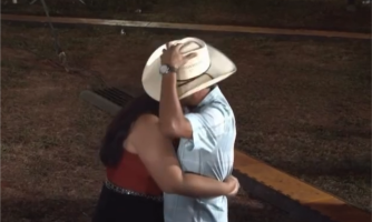 Cena divertida em rodeio faz beijo 