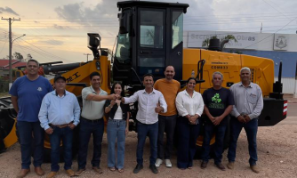 Figueirópolis d’Oeste recebe pá-carregadeira do Governo do Estado