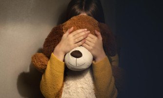 Homem é preso suspeito de estuprar menina de 7 anos durante bebedeira com pais da criança