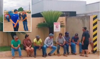 Produtores de leite seguem sem receber e protestam em frente ao Laticínio Vencedor