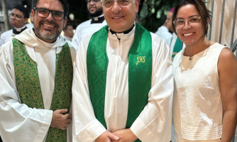 Vice-prefeita de Jauru participa de missa com padre italiano em Cuiabá