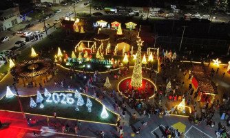 Acendimento das luzes emociona moradores e transforma Praça João Rossi em cenário mágico em Jauru